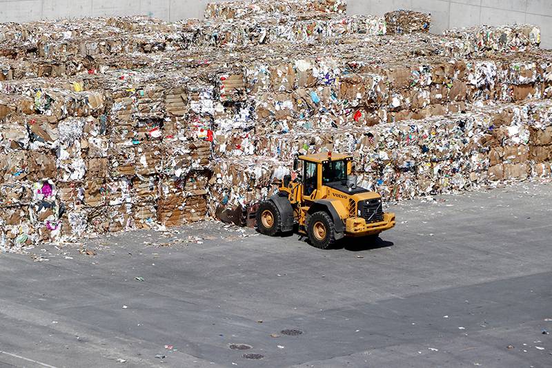 Why is the actual recovery rate of 100% recyclable paper 90%?